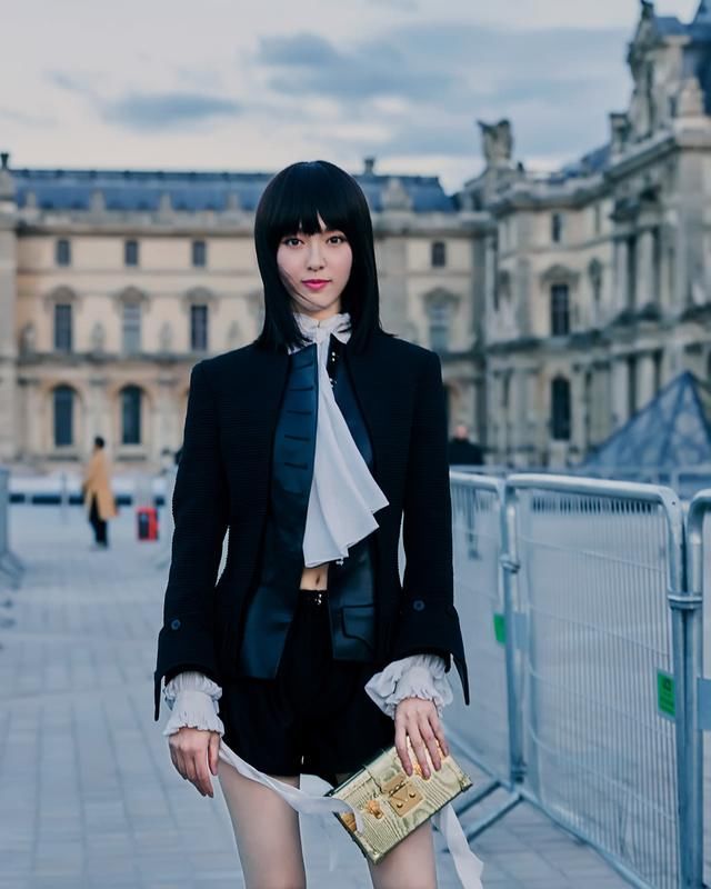 唐嫣短裤穿得这么短,竟也敢衩开腿,网友:罗晋看