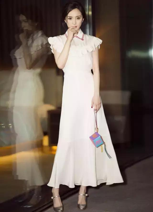 女明星夏天都爱穿的小白裙,这样搭才洋气显瘦