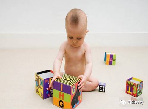 和0-12个月宝宝这样玩,越玩越聪明!再不做就晚