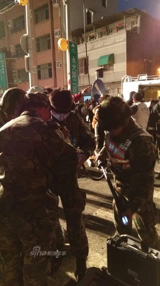 今日凌晨3点57分高雄地区发生里氏规模6.4地震，造成台南多处楼房倒塌，台湾陆军第8军团54工兵群官兵紧急赶往台南永大路灾害现场，将运用生命探测器协助搜寻受困民众。