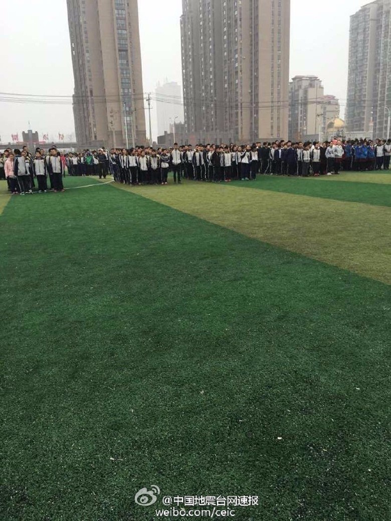 新疆地震现场:货架倒塌墙壁开裂 学生操场避险 新疆地震现场:货架倒塌墙壁开裂 学生操场避险