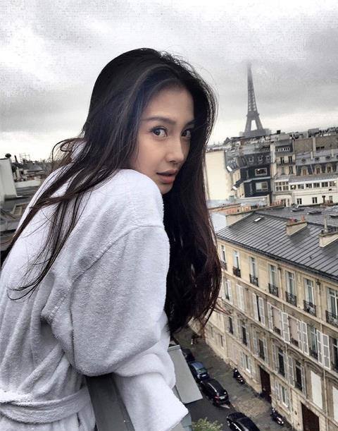 杨颖深夜晒健身照也要练马甲线,小细胳膊无肉