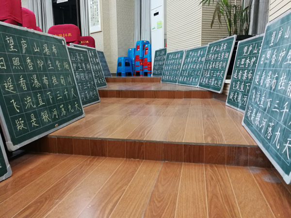 安徽省硬笔书法家协会理事李鹤鸣先生应邀来到现场为老师们讲解粉笔字