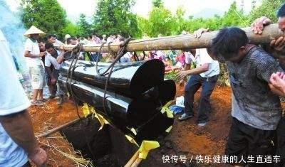 去世老公给女子托梦,女子赶紧叫人把老公棺材