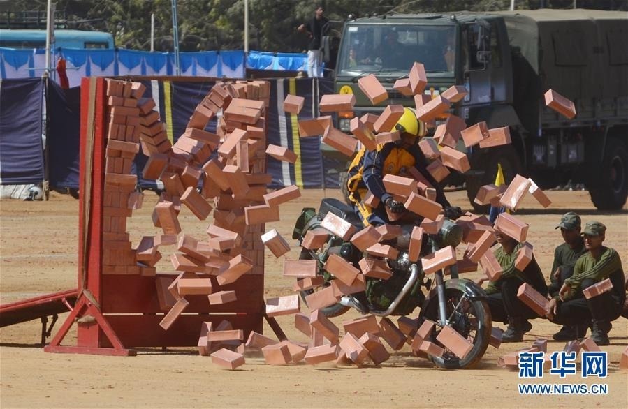 1月26日，在印度班加罗尔，士兵在共和国日阅兵式上表演摩托车特技。新华社发