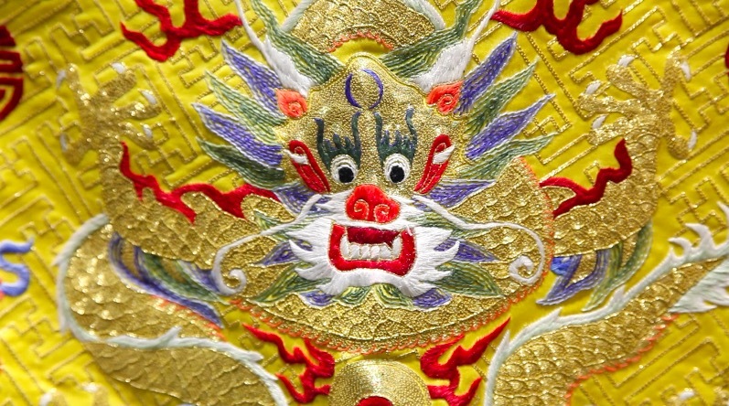 古代皇室衣服是这样制成的 用真金捻线制成衣