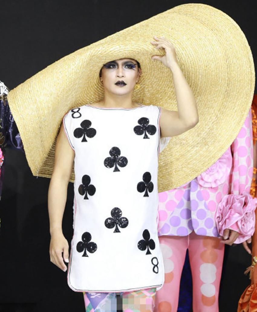 杨颖戚薇挑战无跟鞋,再看看陈志朋,两人真的