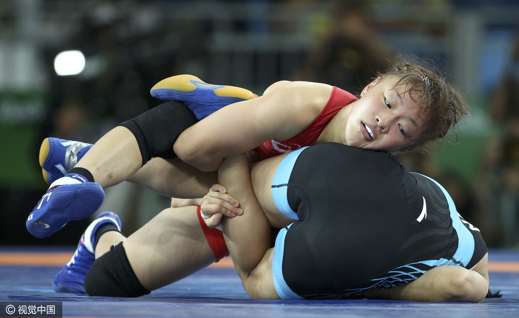 孙亚楠被钳制。