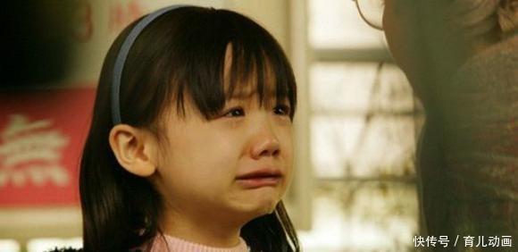 女儿哭喊不要去上学,我偷放录音笔在他口袋里