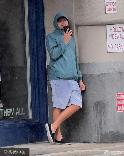 dicaprio)与友人外出闲逛,当天天气阴雨绵绵,但是小李子依旧兴致不减