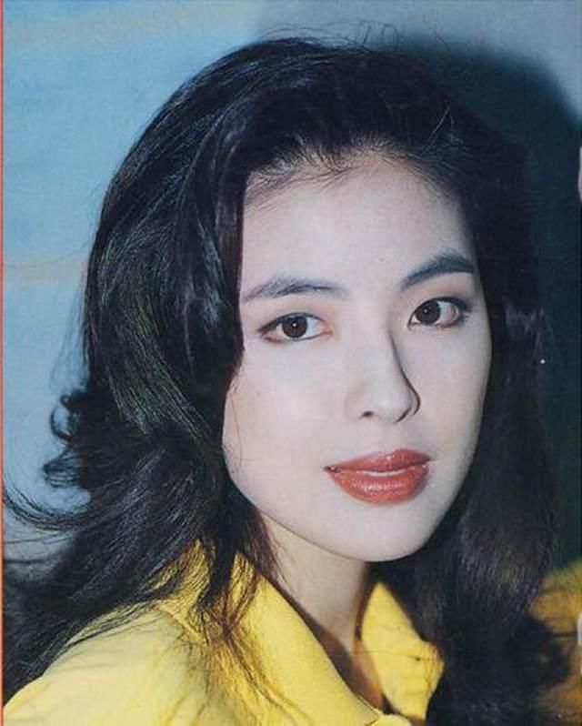 张学友的太太罗美薇年轻的时候也是惊为天人,相比于其他三位"天王嫂"