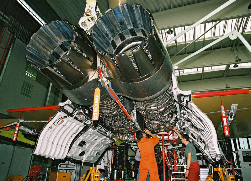 在开始执行EJ200研制计划之前英国罗?罗公司专门研制了XG-40验证机，以便在实际发动机环境下验证新的设计技术，为EJ200打下技术基础。