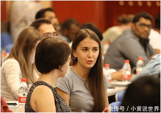 老挝女留学生来华上学,看见中国男同学:再也不