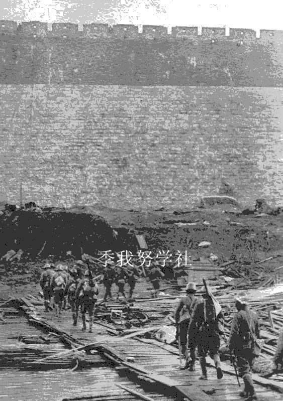 南京大屠杀照片:日军坦克冲进南京城 中国同胞