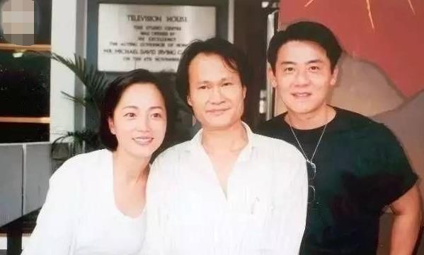 在林正英的葬礼上,洪金宝发火的原因是什么