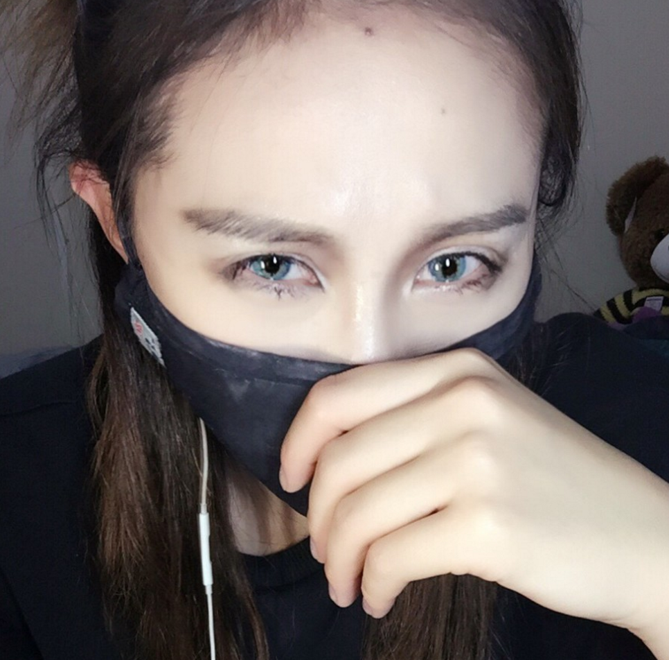 戴口罩也遮挡不住你的美貌。