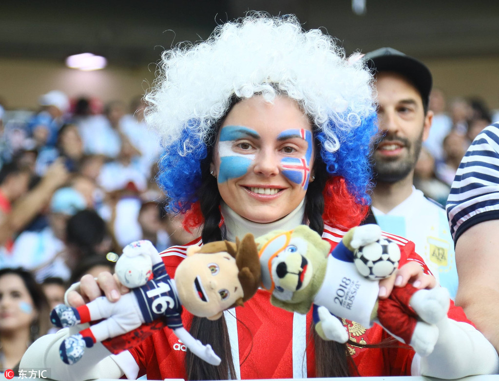 阿根廷1-1冰岛，众多美女球迷观战，中国美女球迷很抢镜。
