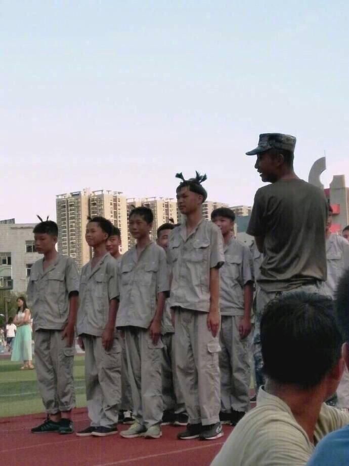 男生军训不理发,教官用了一招后同学们都笑炸