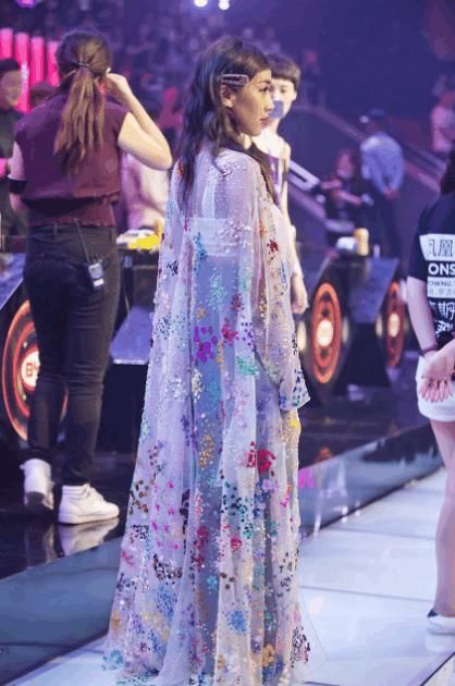 吉克隽逸牛仔外套搭配人鱼皮裙,其实穿对了她