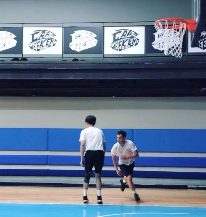 3小时31分完成51.5公里铁人三项!这个明星比彭