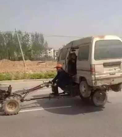 妹子，就想知道你挺起胸膛看地下能看到什么