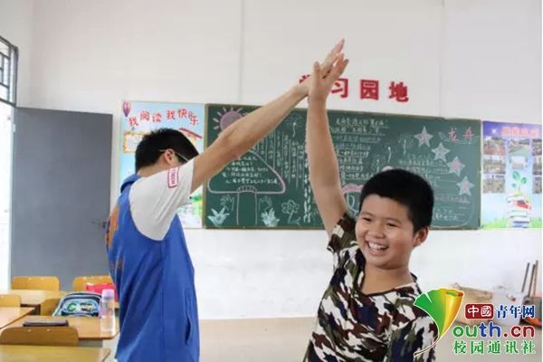 广东大学生步入乡村小学 趣味课堂助力急救护