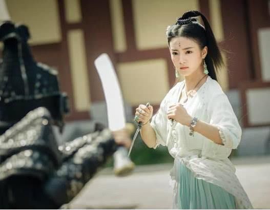 杨幂《扶摇》即将来袭,18线女二为红承认整容