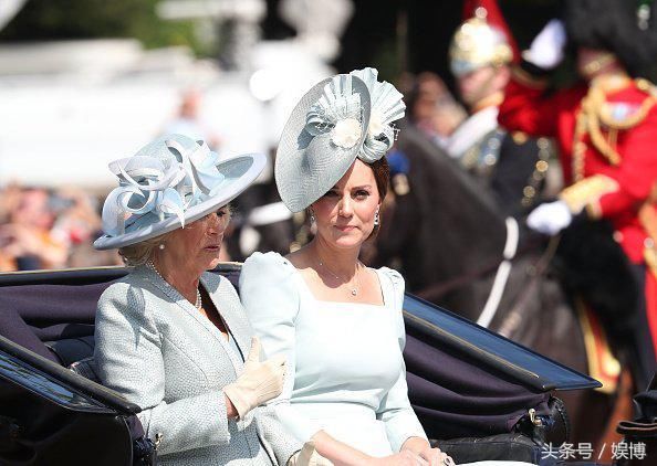 凯特王妃和卡米拉同坐马车出席阅兵仪式,却全