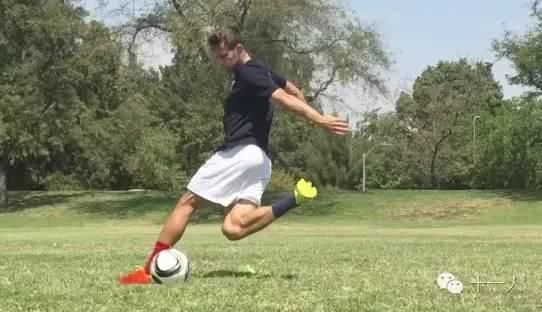 足球技巧:插花脚射门传球最全技术分解