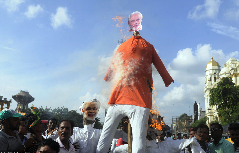 印度民众烧莫迪 游行抗议燃料价格上涨