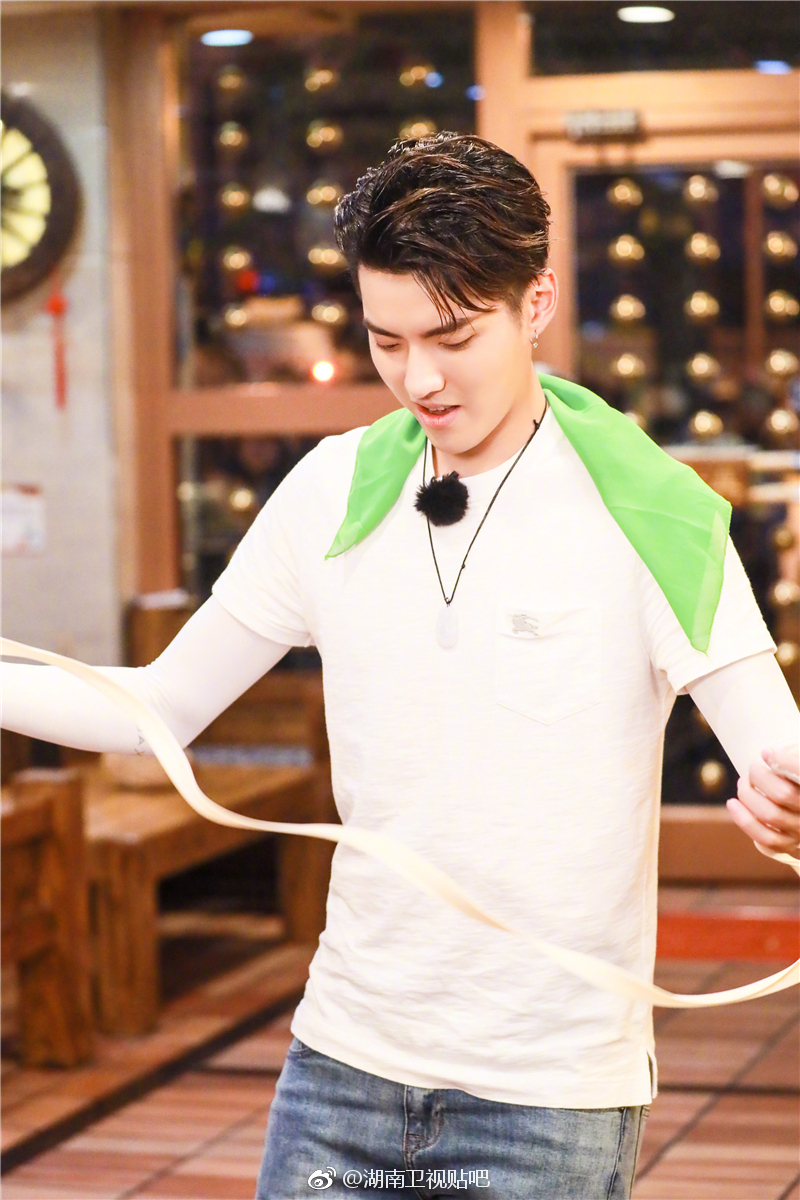 [吴亦凡][新闻]170628 《奇楼》福利高亮!吴亦凡化身拉面小王子带来方言版freestyle