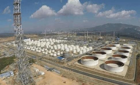 美国不仅要求盟友不要买伊朗石油,而且还派军