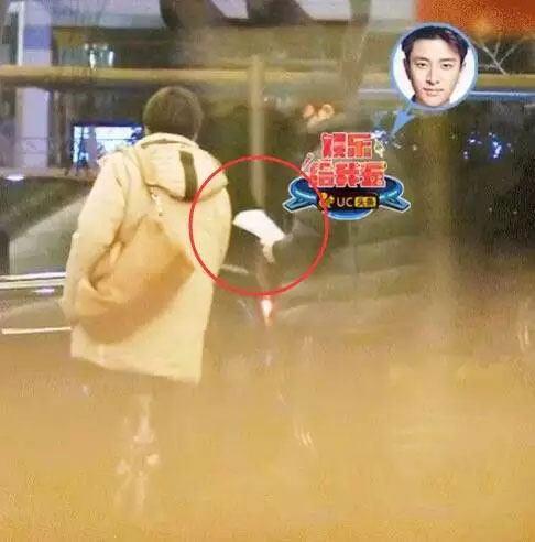 贾乃亮已摘婚戒!甜馨探班不见李小璐陪同,贾乃