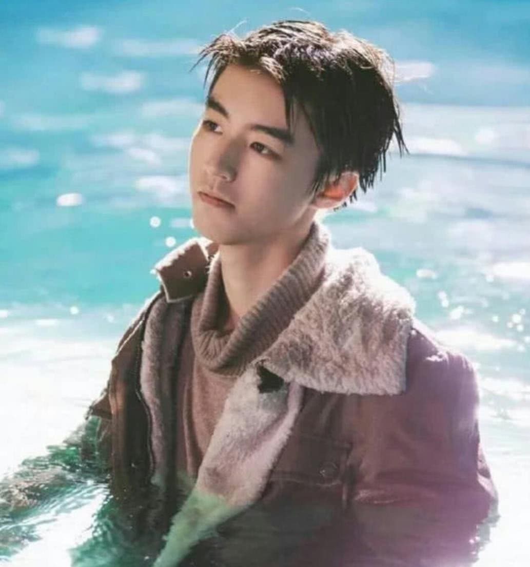 安以轩拍戏拼到溺水,王俊凯穿棉袄落水还能扛