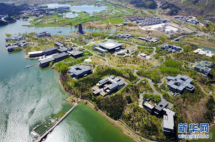 
这是4月11日无人机航拍的雁栖湖。
世界的目光再次聚焦中国首都北京。在成功举办2008年夏季奥运会、2014年APEC领导人会议之后,2017年5月14日,拥有3000多年建城史的古都北京又将迎来一个历史与未来交融的盛会——“一带一路”国际合作高峰论坛。