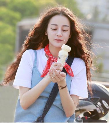 女星都爱蛋卷头!戚薇惊艳,赵丽颖土气,热巴可爱