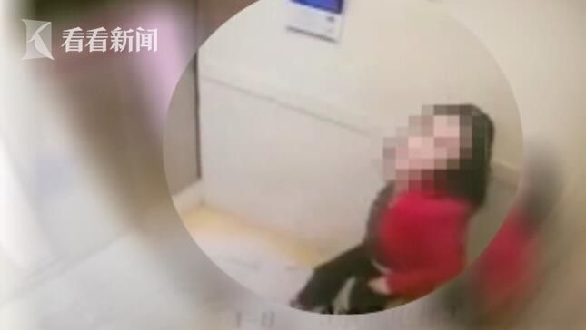 年轻女子在小区电梯内大便被监控拍下