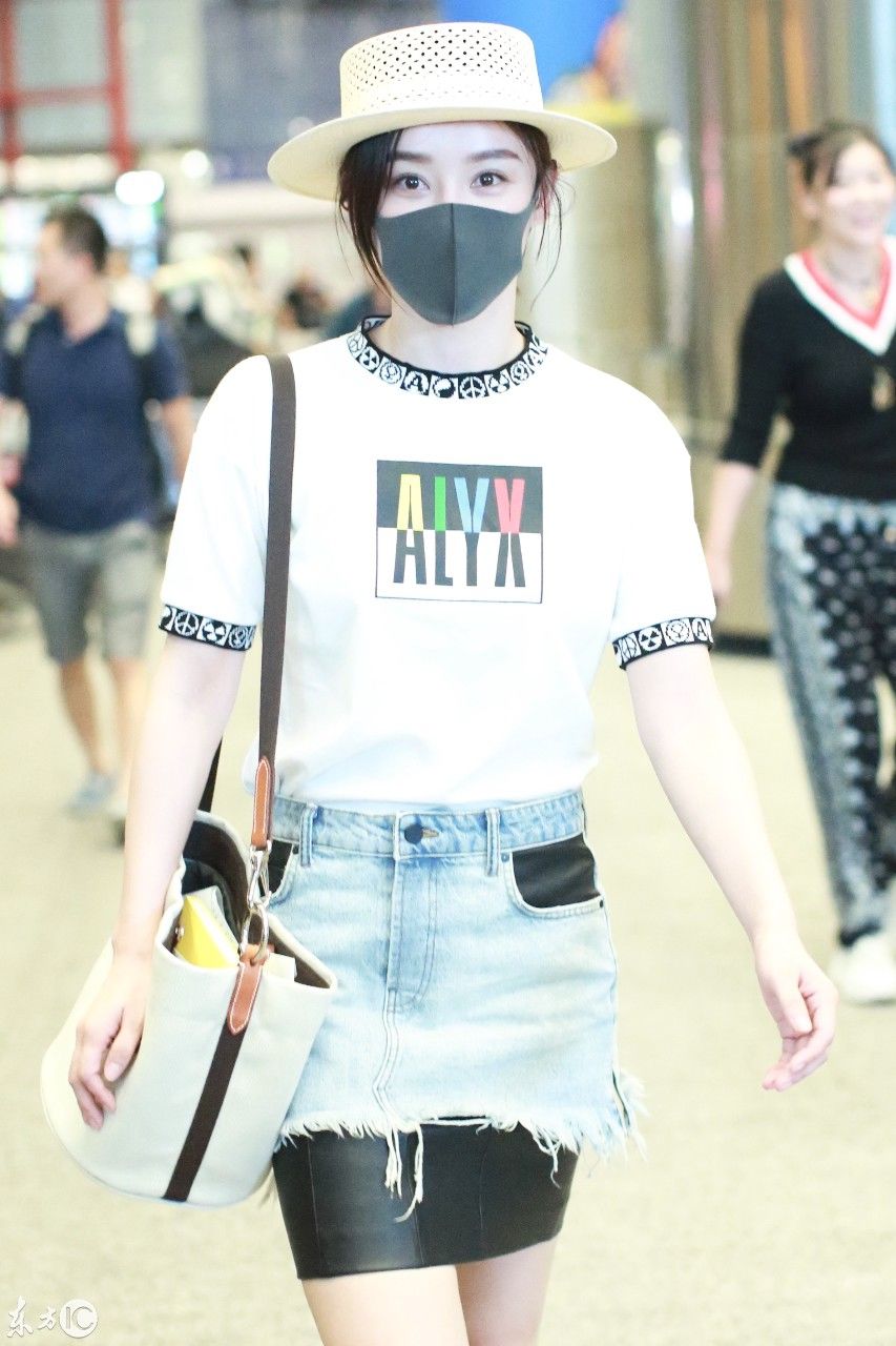 袁姗姗戴口罩穿白T恤现身机场大秀美腿,下半身