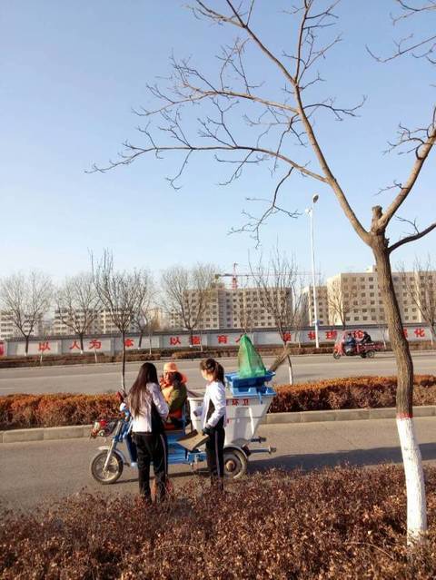 甘肃医学院红十字协会为老服务志愿者大学生让