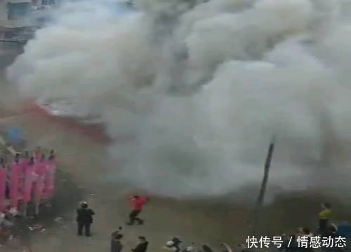 儿子考上大学后,男子在村口放鞭炮庆祝,最后的