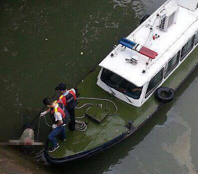 今晨潮王桥下浮起一具男尸,背部有明显伤口!