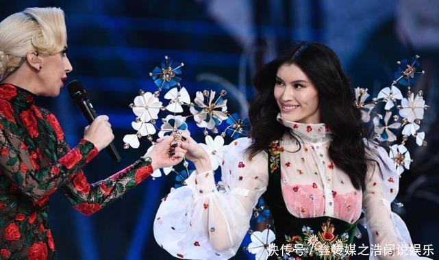 聊聊何穗走维密大秀被泰勒挡道,网友:真无语,老