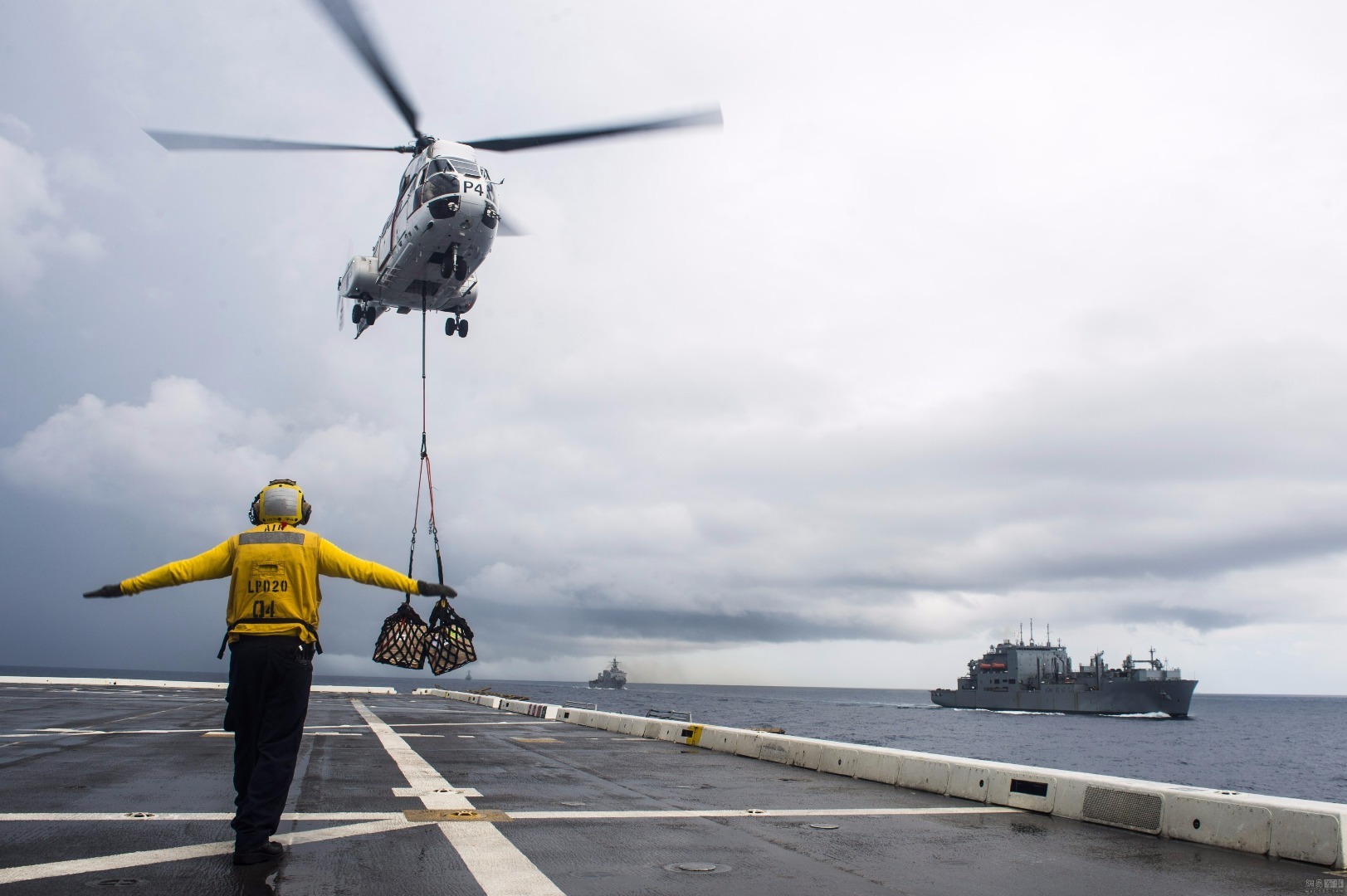 10月14日美国海军黄蜂级两栖攻击舰“好人理查德”号(LHD 6)和惠德贝岛级船坞登陆舰“日耳曼城”号（LSD 42）及两艘伯克级驱逐舰和两艘补给舰组成的舰队继续在南海训练。