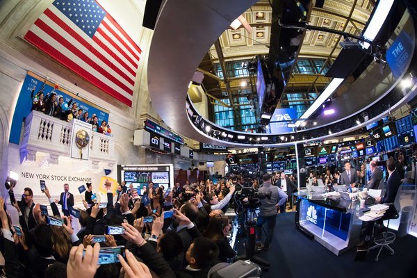 腾讯音乐管理层今天出席于纽约交易所举行的上市敲钟仪式.