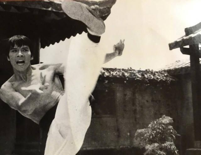 向华强年轻时照片曝光,一身肌肉武术功底好,一