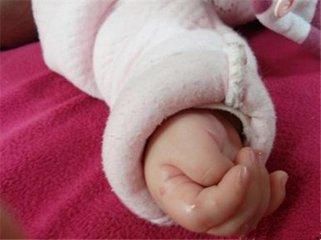 宝宝总握拳、拇指内收就是脑瘫征兆?新生儿什
