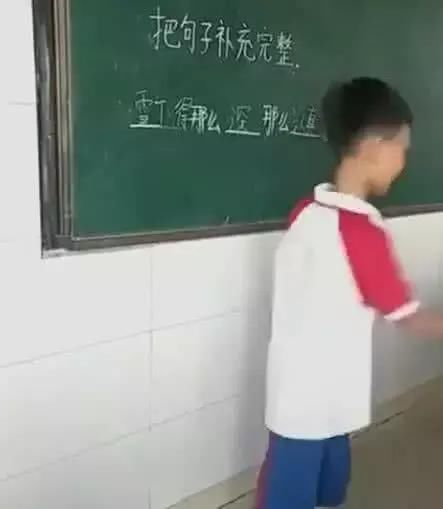 小学生在黑板上造句,造完老师一看,原来是薛之