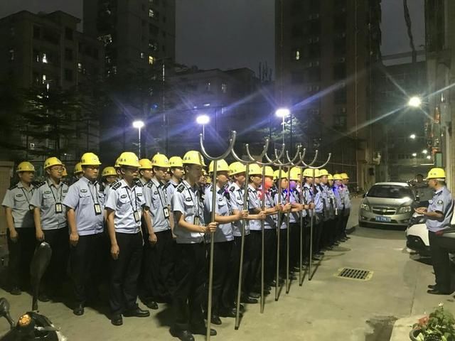 福永街道开展三小场所、出租屋常态化夜巡集