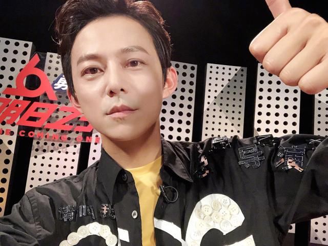 何炅再变身份,主持界大佬是否会跌下神坛?网友