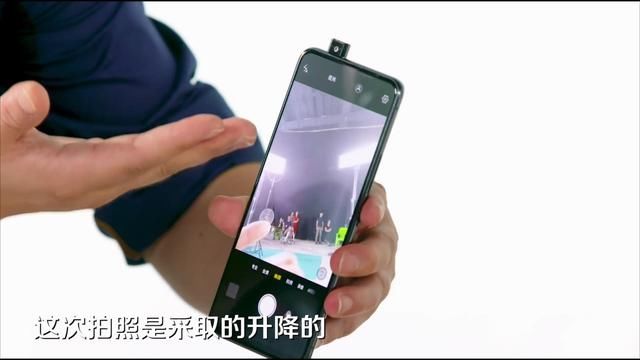 倪总亲自上手vivo NEX 真机,没有刘海的屏幕真